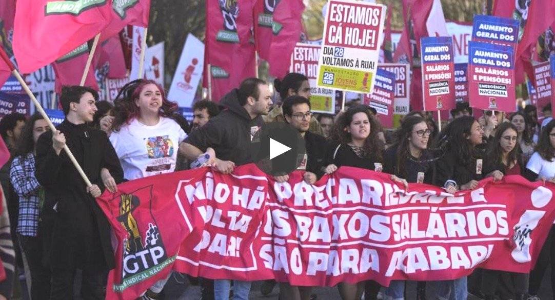 Miles de manifestantes portugueses salen a las calles por la crisis del costo de vida del país, en Lisboa, Portugal, el 18 de marzo de 2023.
