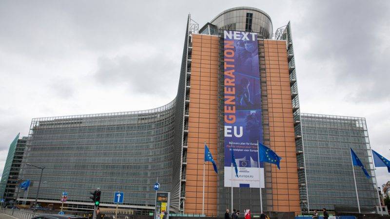 Bruselas ordena recortar las pensiones y el gobierno del PSOE-UP acata y aplaude