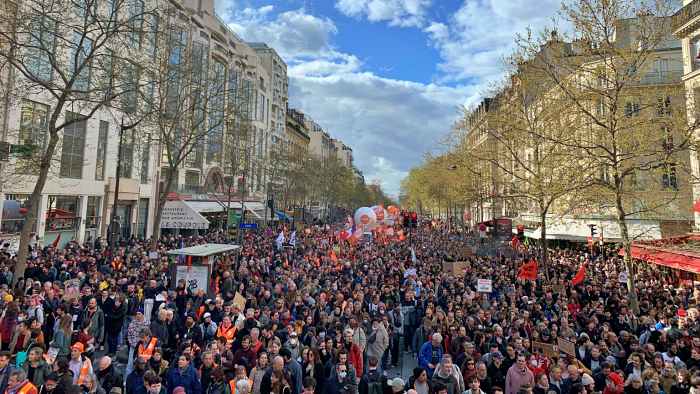 Macron dicta con nocturnidad la jubilación a los 64 años: solo unidos podremos pararlo