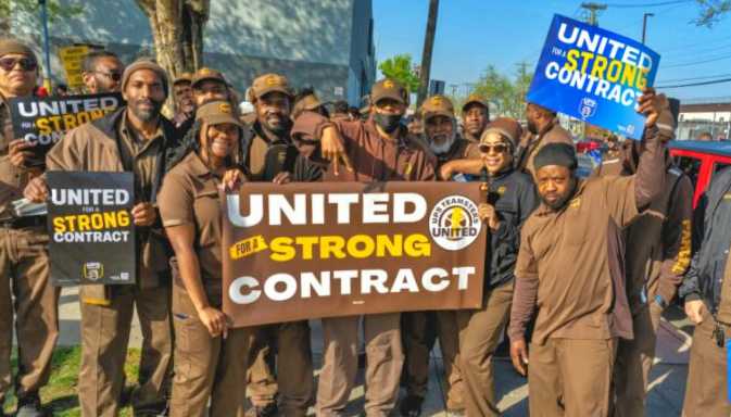 Los miembros de UPS de Teamsters Local 804 realizan un mitin por contrato, el 21 de abril de 2023, Brooklyn, Nueva York. Crédito: Teamsters Local 804