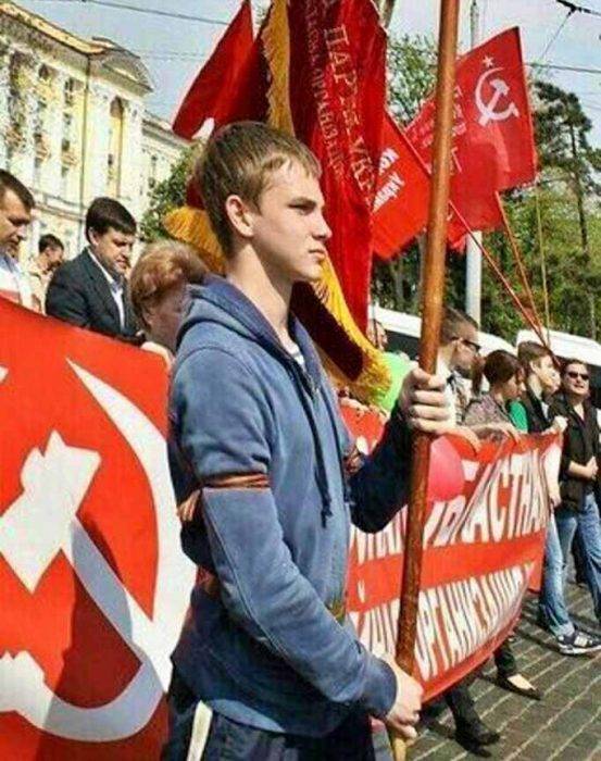 Foto de jóvenes comunistas por el alto a la guerra