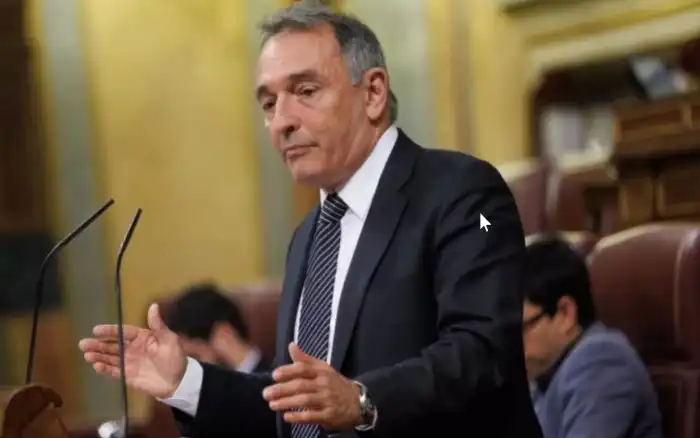 Enrique Santiago discurseando en las Cortes