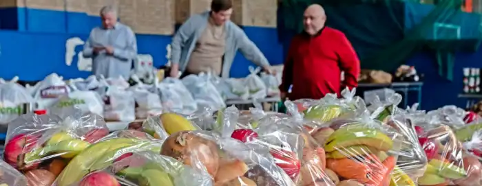 Foto Bolsas de comida repartidas por Banco de Alimentos. ShutterStock.