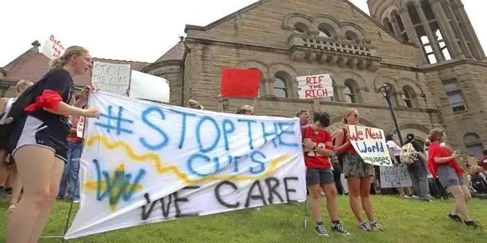 Estudiantes de la Universidad de West Virginia (Occidental) encabezan una protesta contra los recortes a los programas de idiomas del mundo, escritura creativa y más en medio de un déficit presupuestario de $ 45 millones fuera de Stewart Hall en Morgantown, West Virginia, el lunes 21 de agosto de 2023. [AP Photo/Leah Willingham]