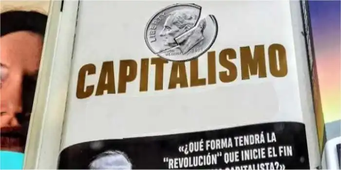 Foto de exposición sobre el fin del capitalismo