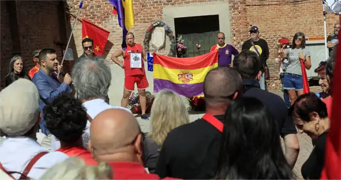 84 aniversario del fusilamiento franquista de 13 rosas y 43 claveles comunistas