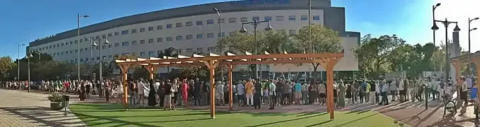 Cadena humana ante el Hospital de Manises (València) reivindica una asistencia pública de calidad