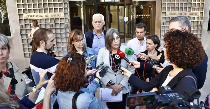Representantes sindicales en la puerta de la Consellería