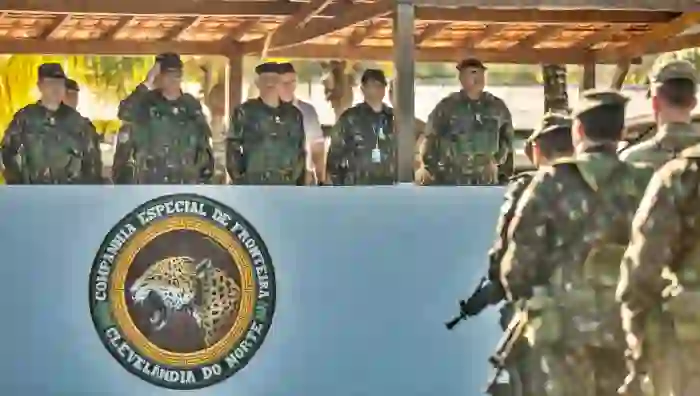 Oficiales estadounidenses y brasileños pasan revista a las tropas en la clausura del ejercicio militar Southern Vanguard en noviembre