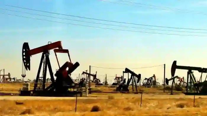 Foto de pozos petroleros en marcha