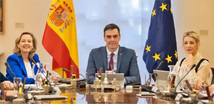 Pedro Sánchez, Nadia Calviño y Yolanda Díaz, en el ajo