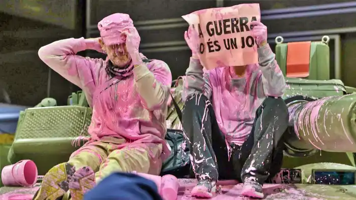 ¿Es “delito” protestar contra la propaganda militarista en una feria dirigida a niños y jóvenes?