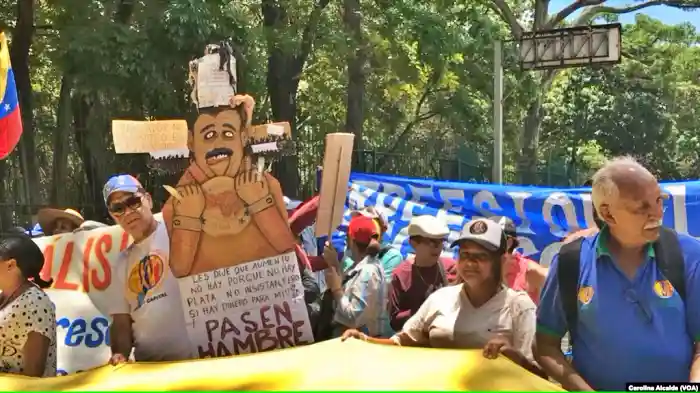 Trabajadores venezolanos exigen aumento salarial, no bonos de guerra.