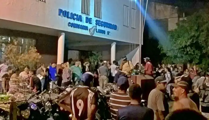 Concentración frente a la policía represora