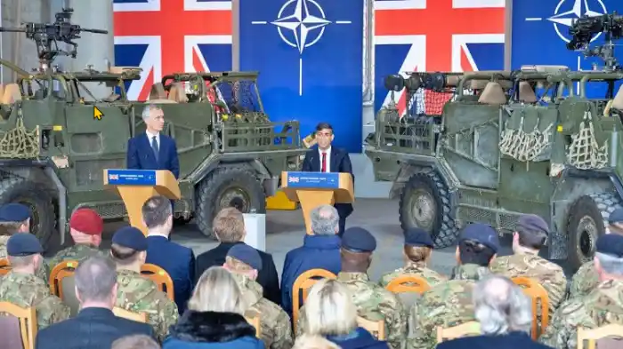 Rishi Sunak (centro) durante una rueda de prensa con el secretario general Jens Soltenberg (izquierda), la cual fue seguida por una reunión con soldados británicos en la base de la brigada acorazada en Varsovia, Polonia, 23 de abril de 2024 [Photo by Simon Walker/No 10 Downing Street / CC BY-NC-ND 2.0]