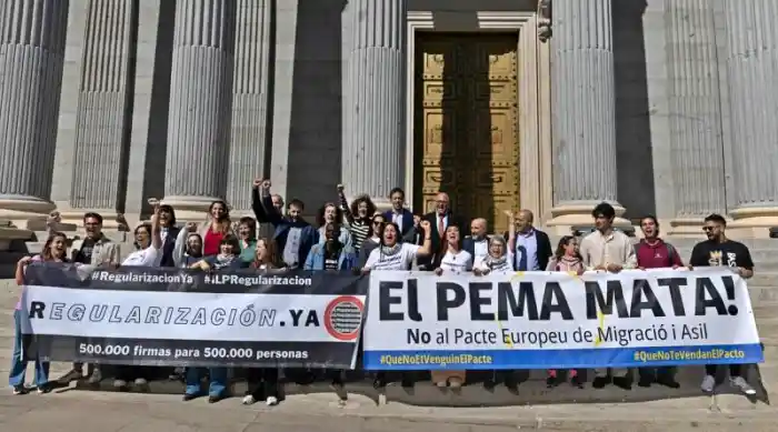 Pancartas reivindicativas del derecho a libre circulación de las personas, ante el Congreso de Diputados