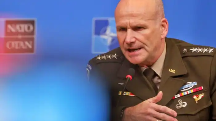 El comandante supremo de la OTAN para Europa (SACEUR), general Christopher G. Cavoli, este jueves en una rueda de prensa tras la reunión en Bruselas de los jefes de defensa de la Alianza. EFE/EPA/OLIVIER HOSLET