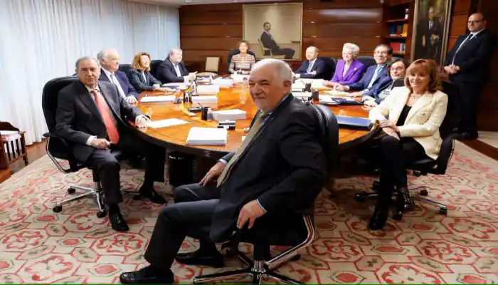 Los miembros del pleno del Tribunal Constitucional, en una reunión del pasado enero. En primer término, el presidente, Cándido Conde-Pumpido. Chema Moya (EFE)