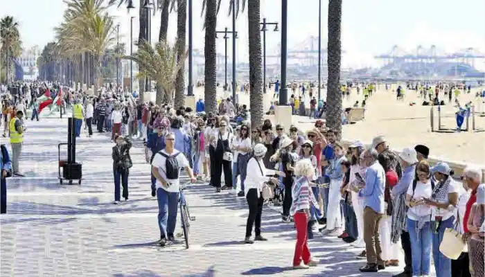 Conformación de la cadena humana en la Malvarrosa. Foto de J.M. López publicada por Levante-emv.com