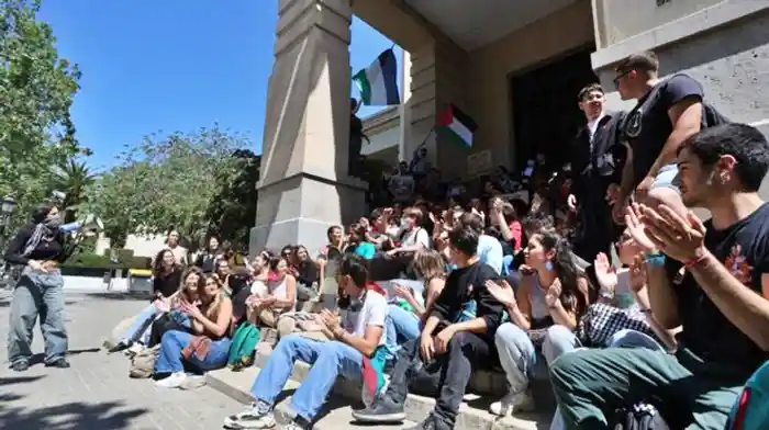 Estudiantes por Palestina levantan barricadas y ocupan la facultad de Filosofía de València