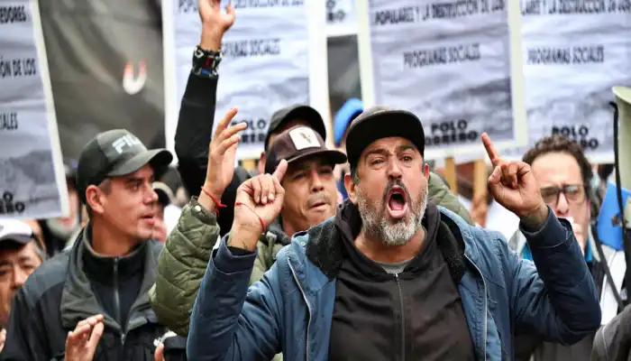 "Nunca te pongas de rodillas": Manifestación al palacio presidencial en Buenos Aires. Agustín Marcarian/REUTERS.