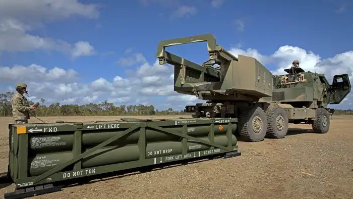 Un soldado estadounidense prepara una grúa para cargar el Sistema de Misíles Tácticos del Ejército (ATACMS, siglas en inglés) sobre un Sistema de Mobilidad de Artillería para Cohetes (HIMARS) en Queensland, Australia, 26 de julio de 2023 [AP Photo/Sgt. 1st Class Andrew Dickson]