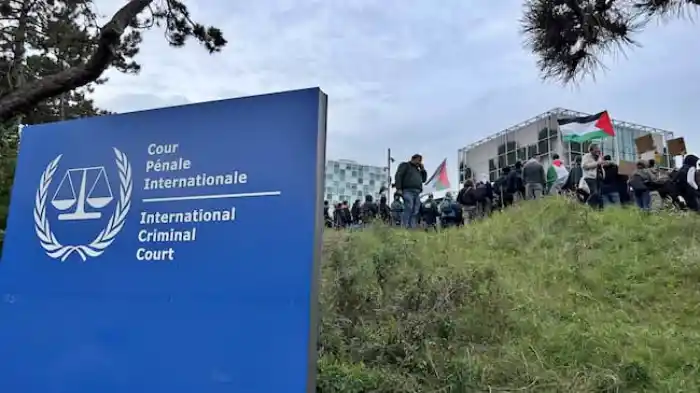 La Corte Penal Internacional, con banderas palestinas de fondo / Anadolu