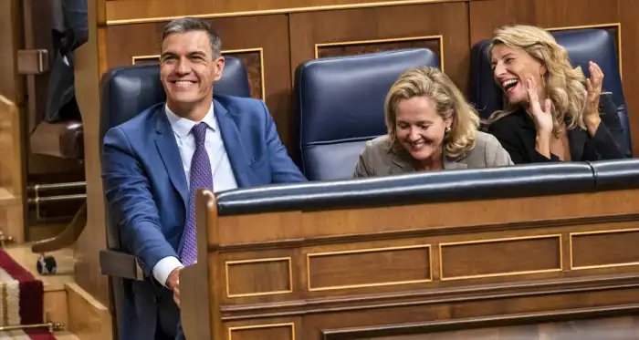 El presidente del Gobierno español, Pedro Sánchez, la ministra de Economía y vicepresidenta primera del Gobierno, Nadia Calviño, y la ministra de Trabajo y vicepresidenta segunda de Sumar, Yolanda Díaz, en el Parlamento español en Madrid, España, el viernes 29 de septiembre de 2023. [AP Photo/Bernat Armangue]