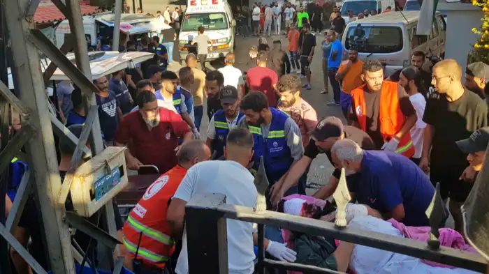 Trabajadores de emergencia cargan a un hombre herido después de que explotara su bíper en la ciudad portuaria de Sidon, al sur de Líbano, 17 de septiembre de 2024 [AP Photo]