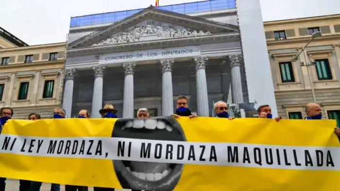 Manifestación frente a las Cortes por la derogación de la ley mordaza
