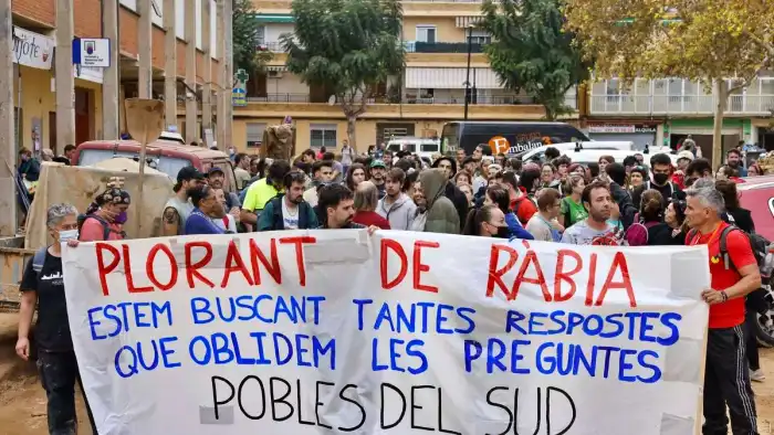 Concentración para ir a la manifestación en Valencia el 9 de noviembre. / Efe/Ana Escobar