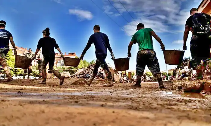 Foto: Olmo Calvo. Cadena de voluntarios