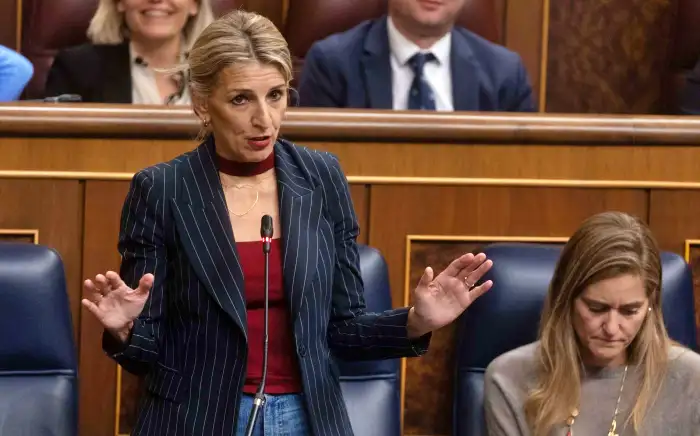 Foto de la Ministra Yolanda Díaz con cara de circunstancias