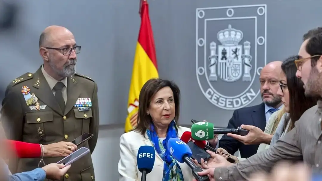 La ministra de Defensa, Margarita Robles, junto al director del CESEDEN, teniente general Miguel Ballenilla (Foto: Alberto Ortega / Europa Press)
