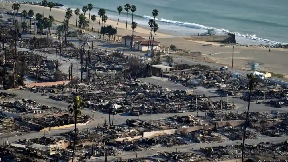 Hogares quemados y algunos pocos que sobrevivieron las llamas, 9 de enero de 2025, sección de Pacific Palisades de Los Ángeles [AP Photo/Eric Thayer]