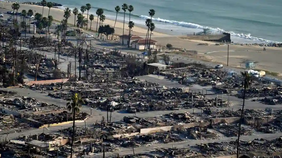 Hogares quemados y algunos pocos que sobrevivieron las llamas, 9 de enero de 2025, sección de Pacific Palisades de Los Ángeles [AP Photo/Eric Thayer]