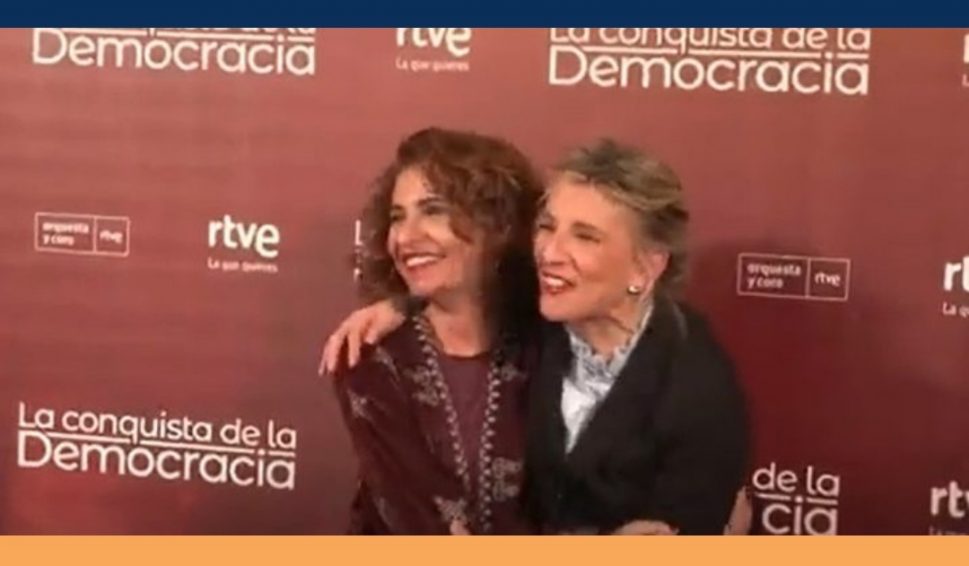 Ministra de Trabajo y Economía se abrazan tan contentas