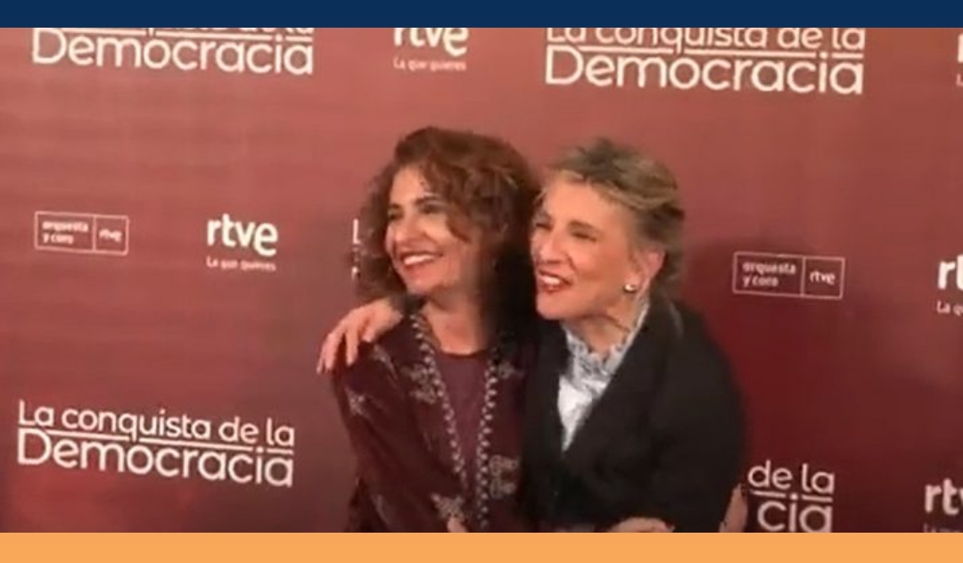 Ministra de Trabajo y Economía se abrazan tan contentas