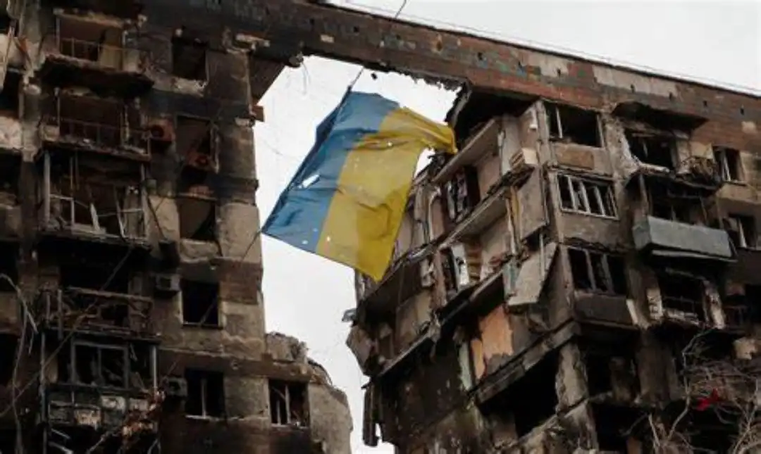 Bandera rota de Ucrania entre edificios destruidos