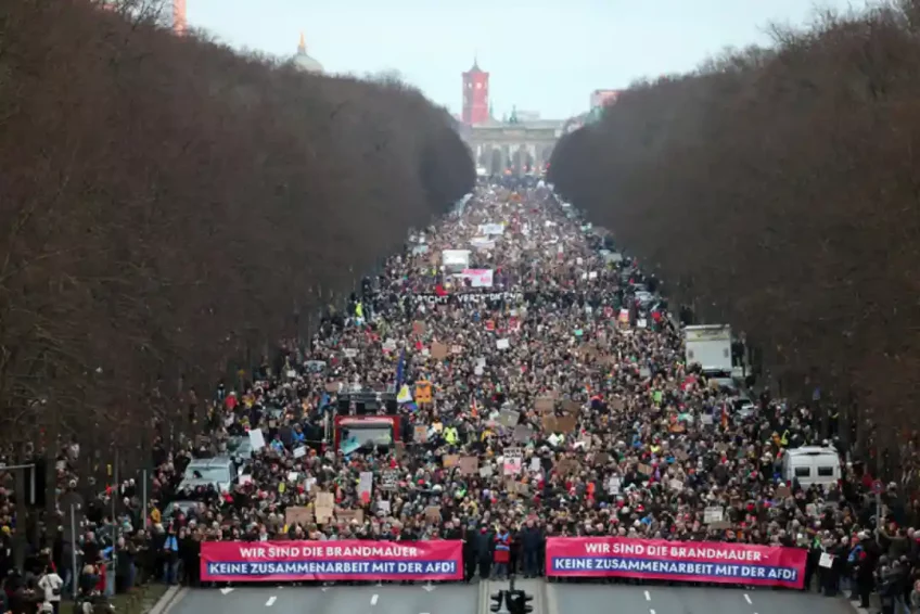 Masiva protesta en Berlín contra el giro político a la extrema derecha.
