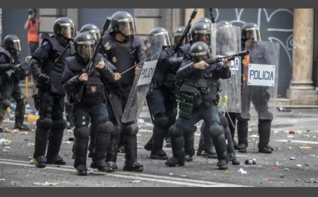 Foto de policia española reprimiendo manifestantes