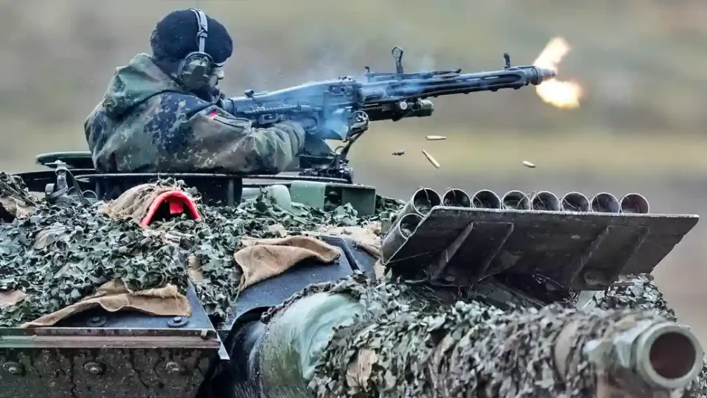 Un soldado dispara una ametralladora desde un tanque Leopard 2 en el cuartel Mariscal de Campo Rommel en Augustdorf, Alemania, el miércoles 1 de febrero de 2023. [AP Photo/Martin Meissner]