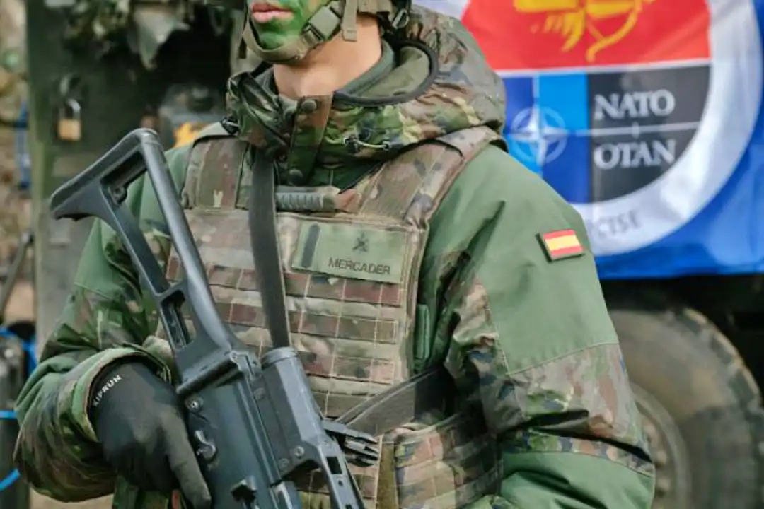Un soldado español durante el ejercicio Steadfast Dart 25, que forma parte del programa de la Organización del Tratado del Atlántico Norte (OTAN).Bloomberg via Getty Images