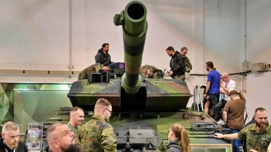 Un tanque de batalla Leopard II se exhibe para anunciar la incorporación al ejército alemán (Bundeswehr) en el Salón del Automóvil de Essen, Alemania, el viernes 1 de diciembre de 2023. [AP Photo/Martin Meissner]
