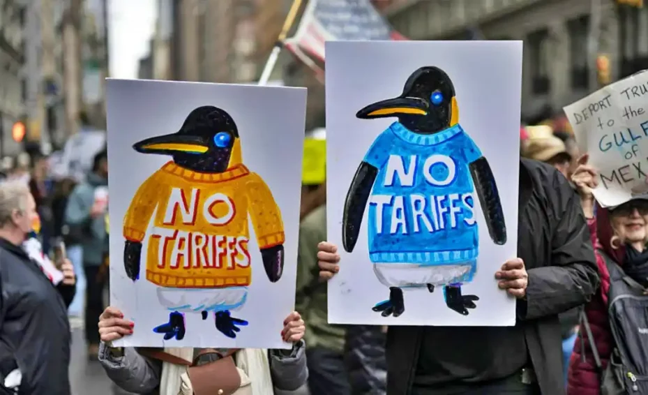 La gente participa en una protesta y marcha masiva contra Trump de "manos fuera" en la ciudad de Nueva York, Nueva York, Estados Unidos, el 5 de abril de 2025. (Foto de Mostafa Bassim/Anadolu vía Getty Images)