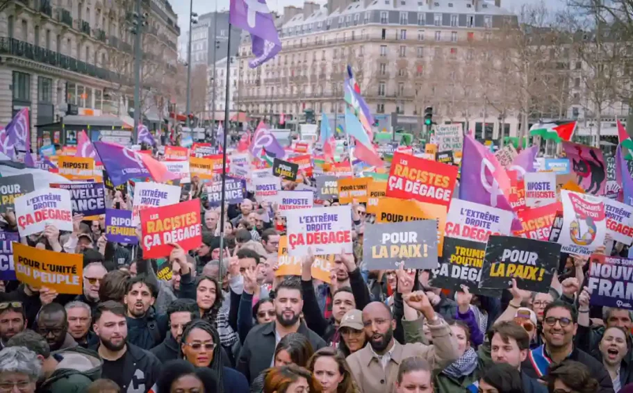 Manifestación demandando cambio de régimen en Francia