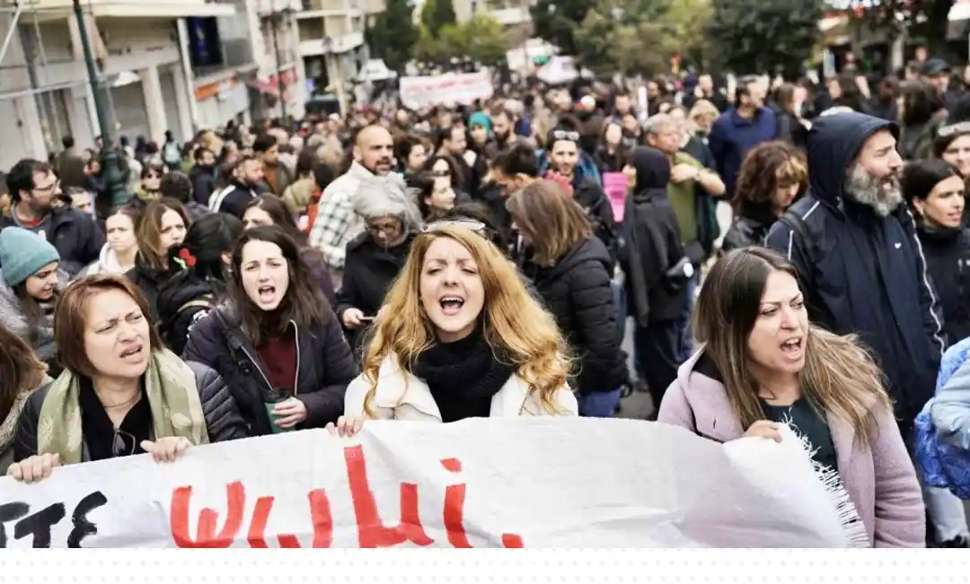 Manifestantes participan en una manifestación durante una huelga nacional de 24 horas en el centro de Atenas, Grecia, el 9 de abril de 2025 [AP Photo/Petros Giannakouris]
