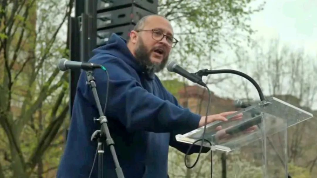 El director ejecutivo de Reclaim Philadelphia, Seth Anderson-Oberman, se dirige a la manifestación 'Hand's Off' del 5 de abril en Filadelfia. | Captura de pantalla vía AFT