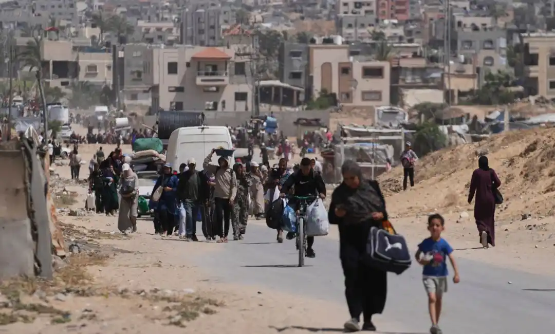 Palestinos desplazados escapan de Jan Yunis, Gaza, en medio de una ofensiva militar israelí en el área, 19 de mayo de 2025 [AP Photo/Abdel Kareem Hana]