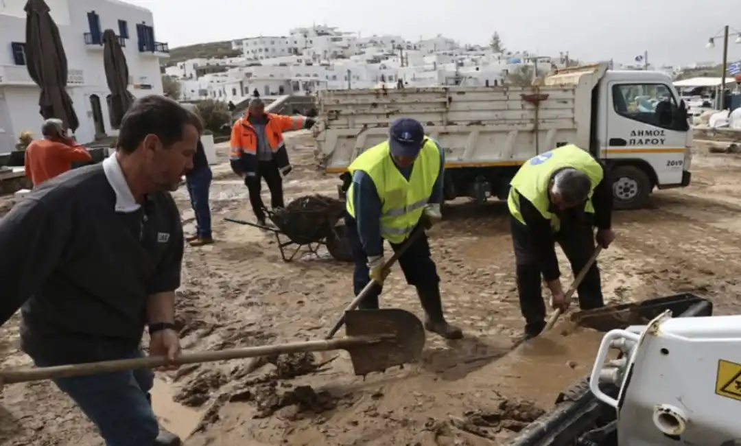 Trabajadores municipales limpian el barro con palas después de una poderosa tormenta que provocó inundaciones generalizadas en el puerto de Naousa, en la isla de Paros, en el mar Egeo, Grecia, el 1 de abril de 2025 | John Liakos/AP